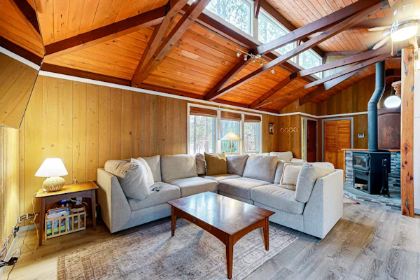 Charming cabin with SHARC amenity passes, WiFi, streaming, private hot-tub