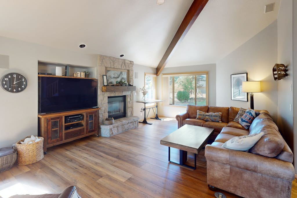 Beautiful home with private hot tub, SHARC passes, fireplace, WiFi, ping pong