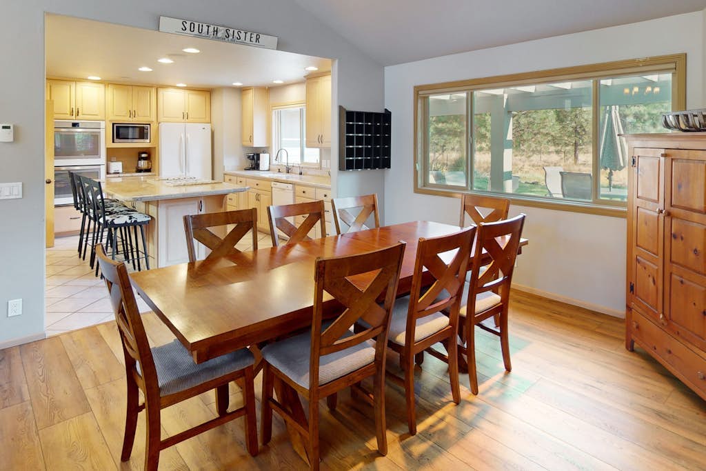 Beautiful home with private hot tub, SHARC passes, fireplace, WiFi, ping pong