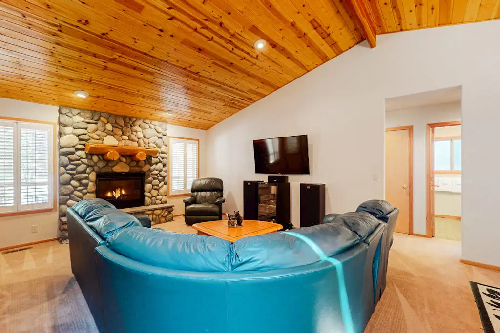Cozy home with private hot tub, patio dining, gas fireplace and full kitchen