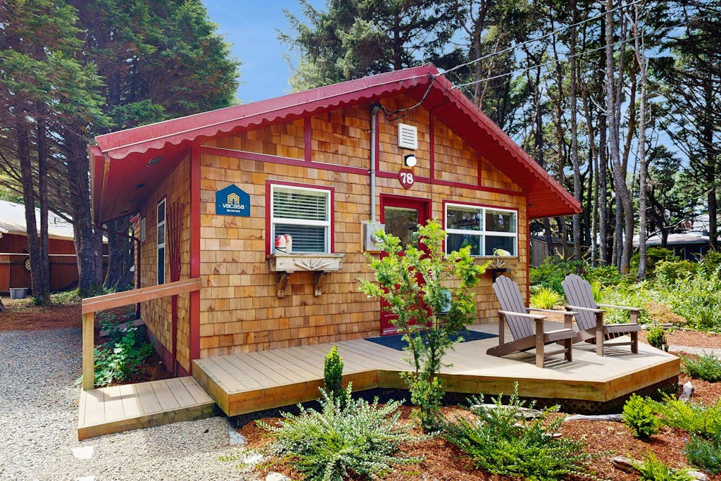Quaint cottage in the woods 75 yards to the beach - dog-friendly, firepit & WiFi