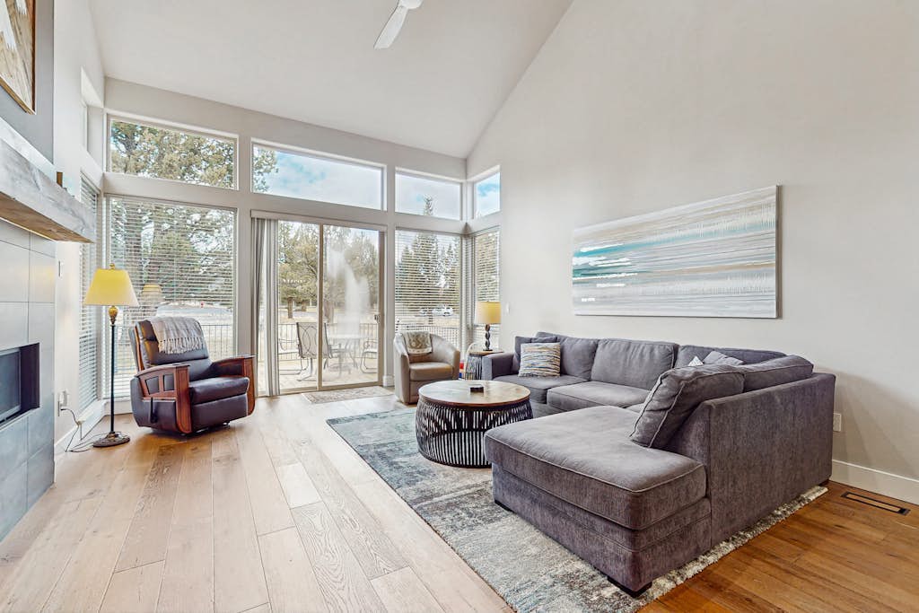 Centrally located townhome with pool & hot tub access - near golf & skiing