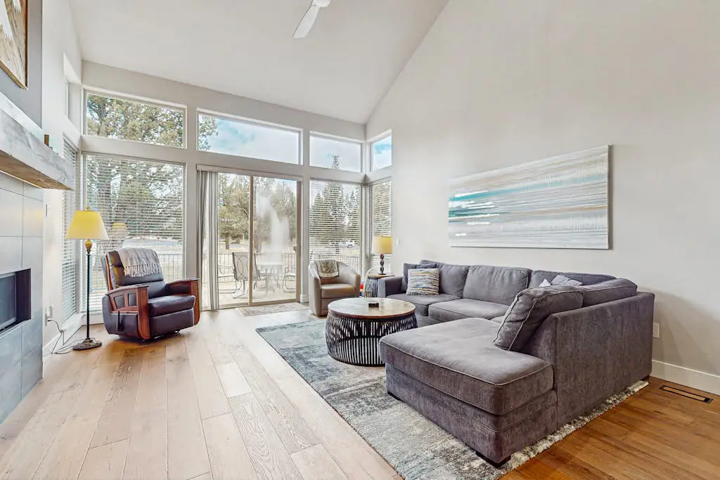 Centrally located townhome with pool & hot tub access - near golf & skiing