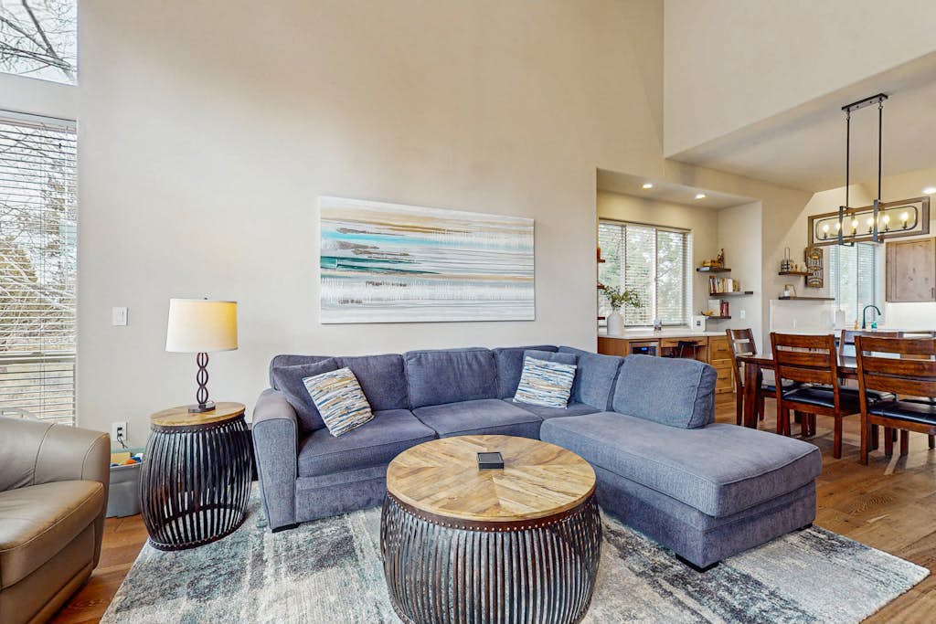 Centrally located townhome with pool & hot tub access - near golf & skiing