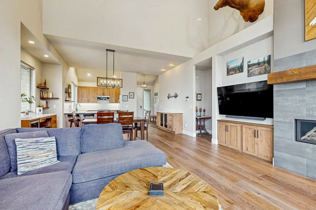 Centrally located townhome with pool & hot tub access - near golf & skiing