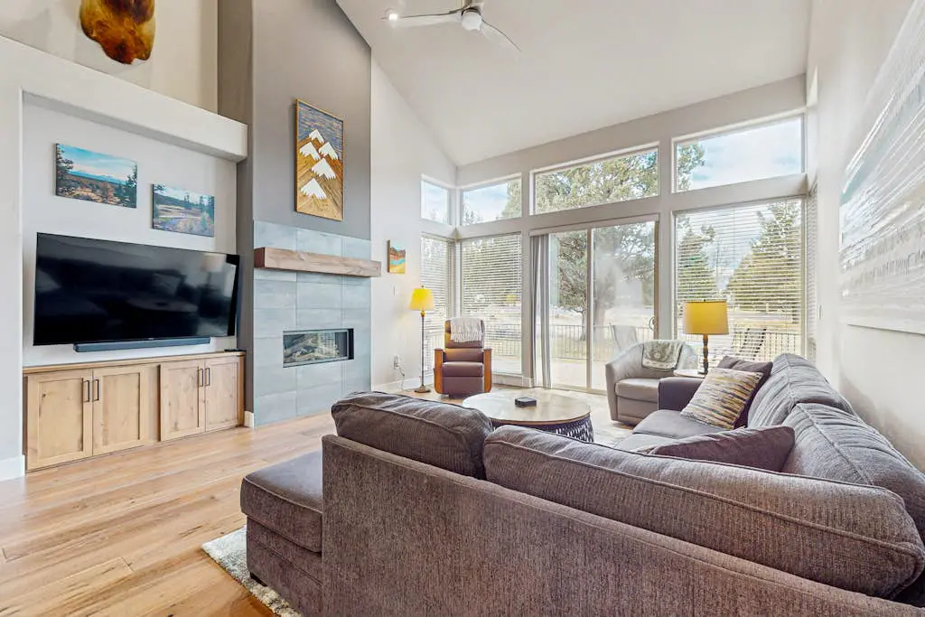 Centrally located townhome with pool & hot tub access - near golf & skiing
