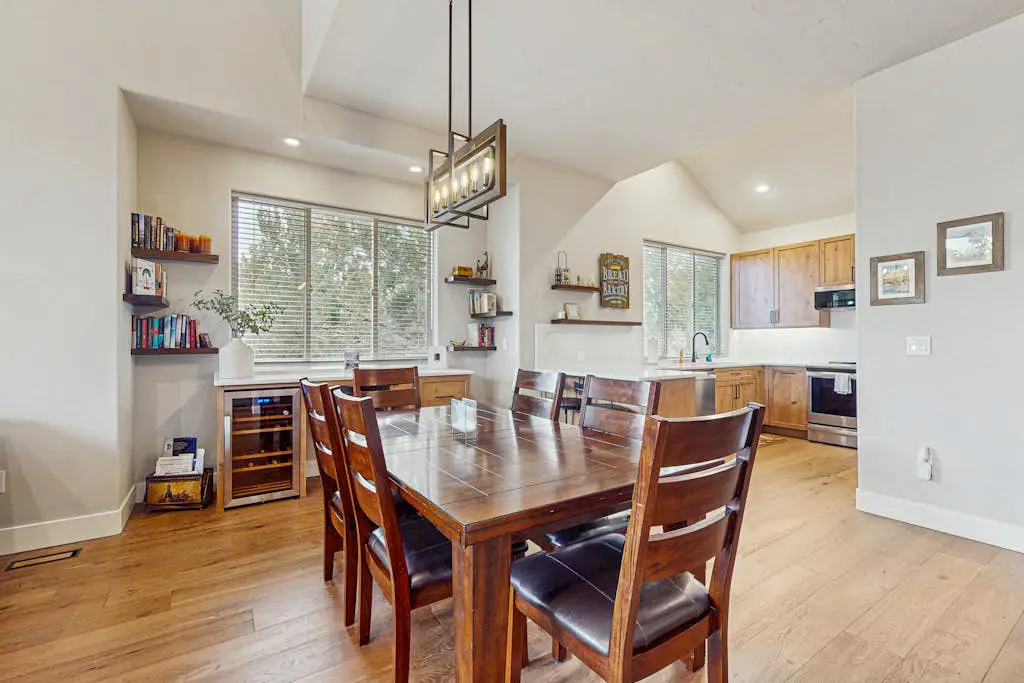 Centrally located townhome with pool & hot tub access - near golf & skiing