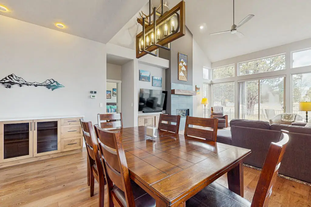 Centrally located townhome with pool & hot tub access - near golf & skiing