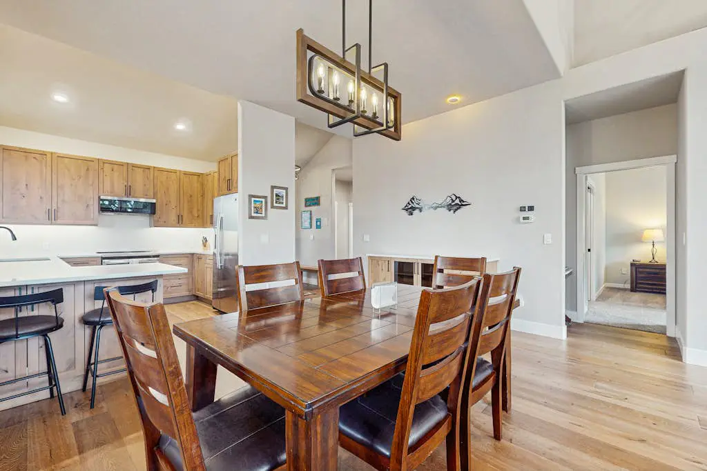 Centrally located townhome with pool & hot tub access - near golf & skiing