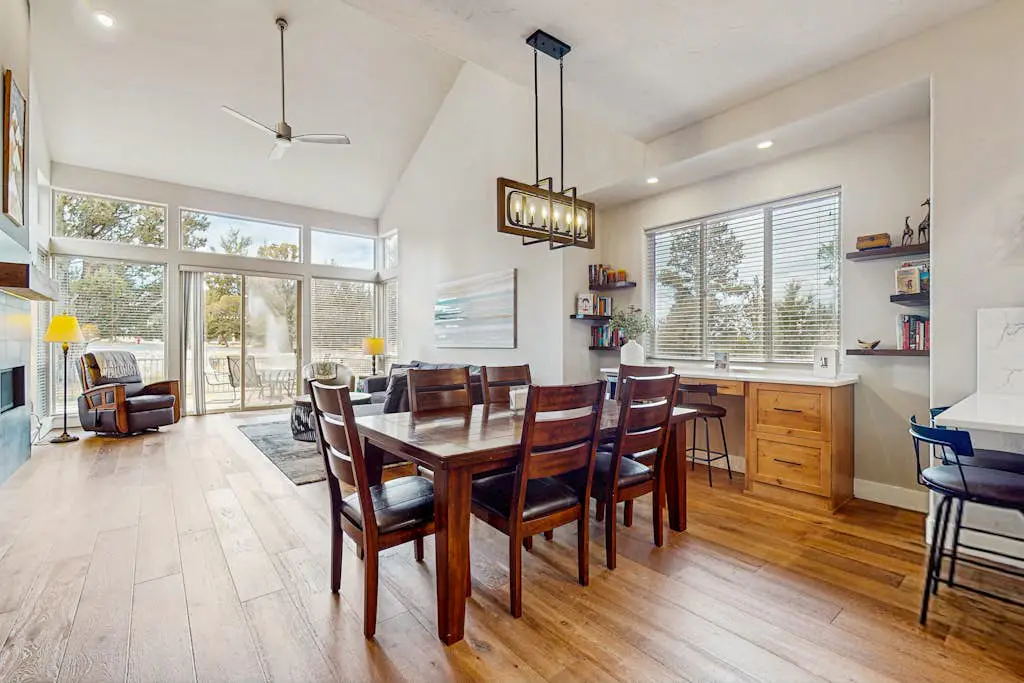 Centrally located townhome with pool & hot tub access - near golf & skiing