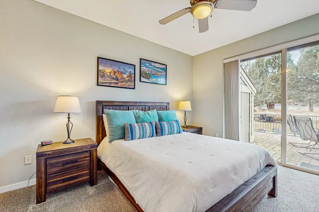 Centrally located townhome with pool & hot tub access - near golf & skiing