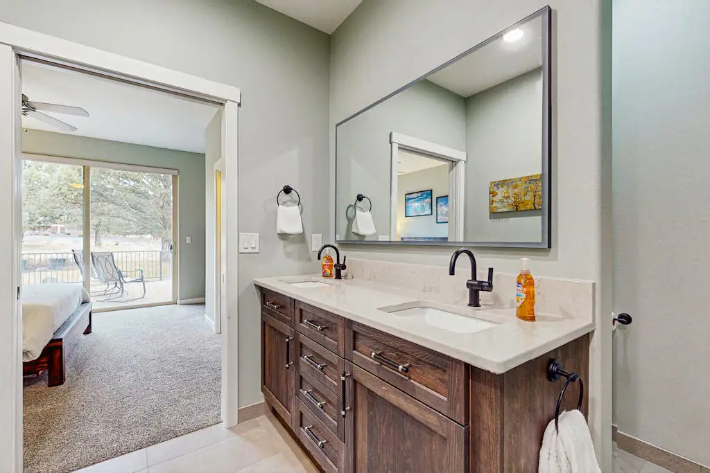 Centrally located townhome with pool & hot tub access - near golf & skiing