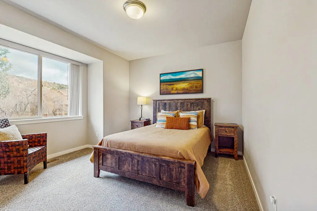 Centrally located townhome with pool & hot tub access - near golf & skiing