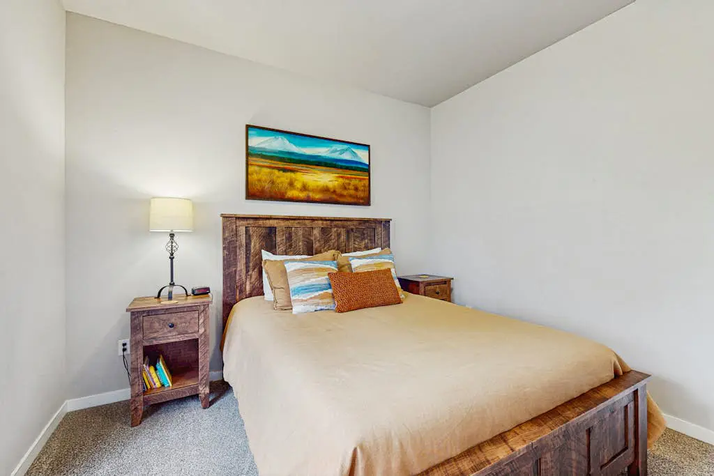 Centrally located townhome with pool & hot tub access - near golf & skiing