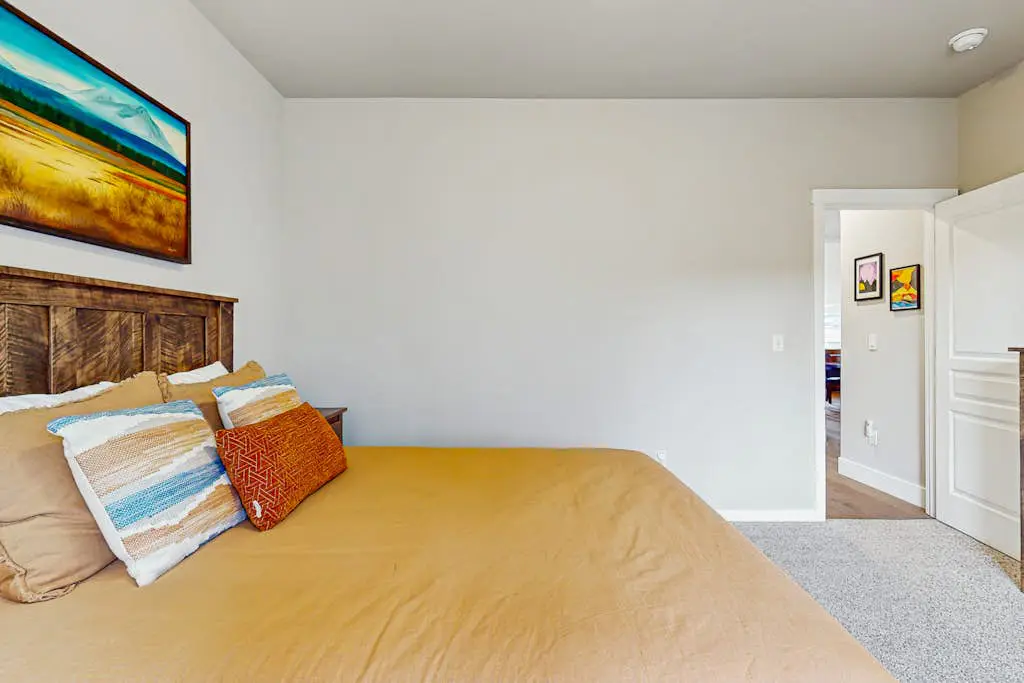 Centrally located townhome with pool & hot tub access - near golf & skiing