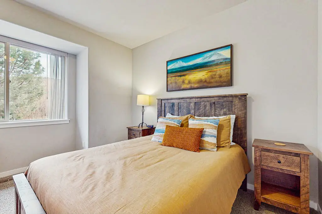 Centrally located townhome with pool & hot tub access - near golf & skiing