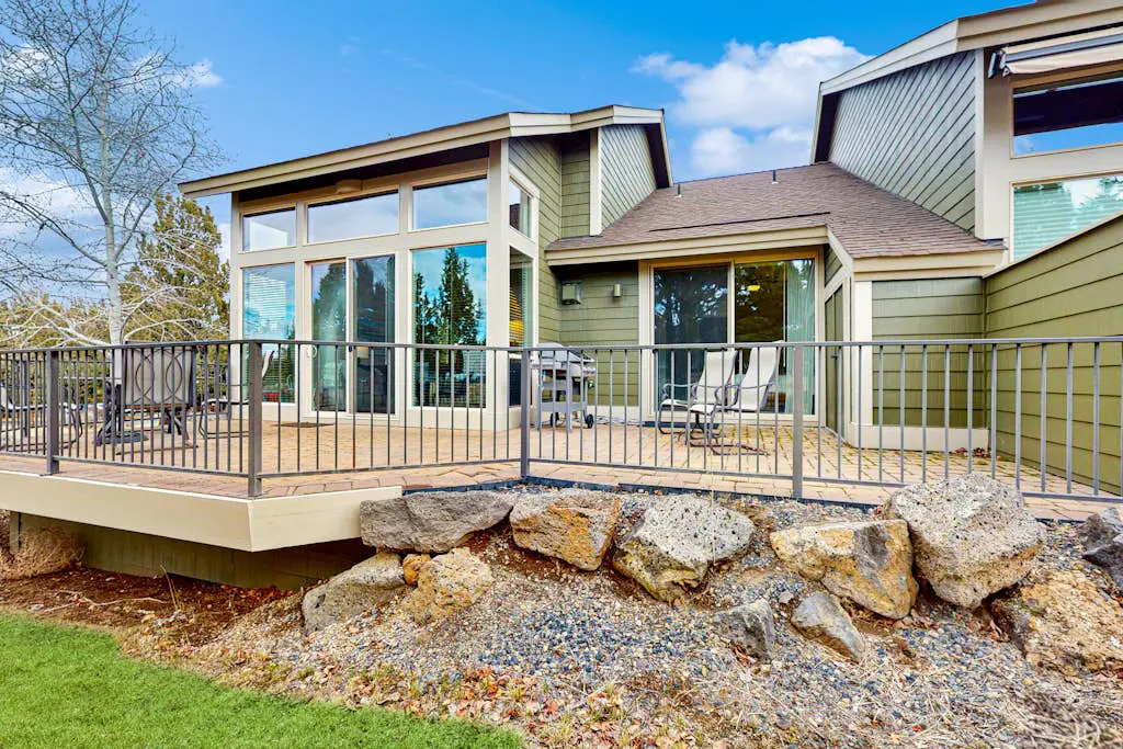 Centrally located townhome with pool & hot tub access - near golf & skiing
