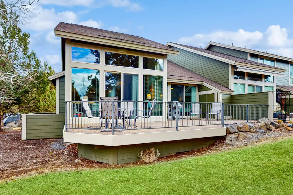 Centrally located townhome with pool & hot tub access - near golf & skiing