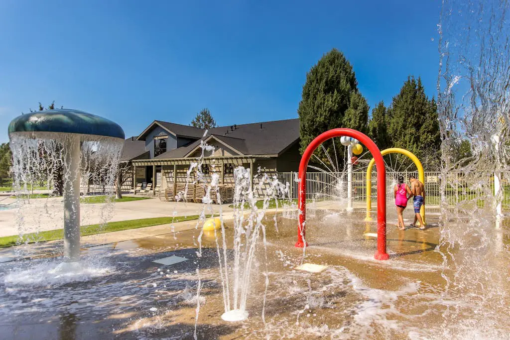 Centrally located townhome with pool & hot tub access - near golf & skiing