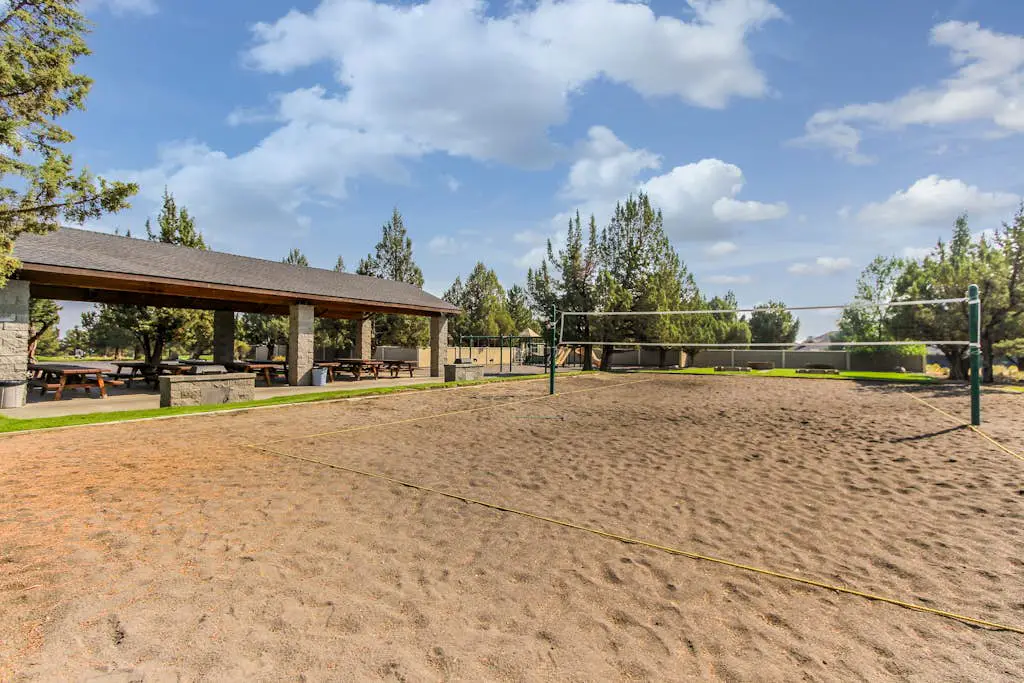 Centrally located townhome with pool & hot tub access - near golf & skiing