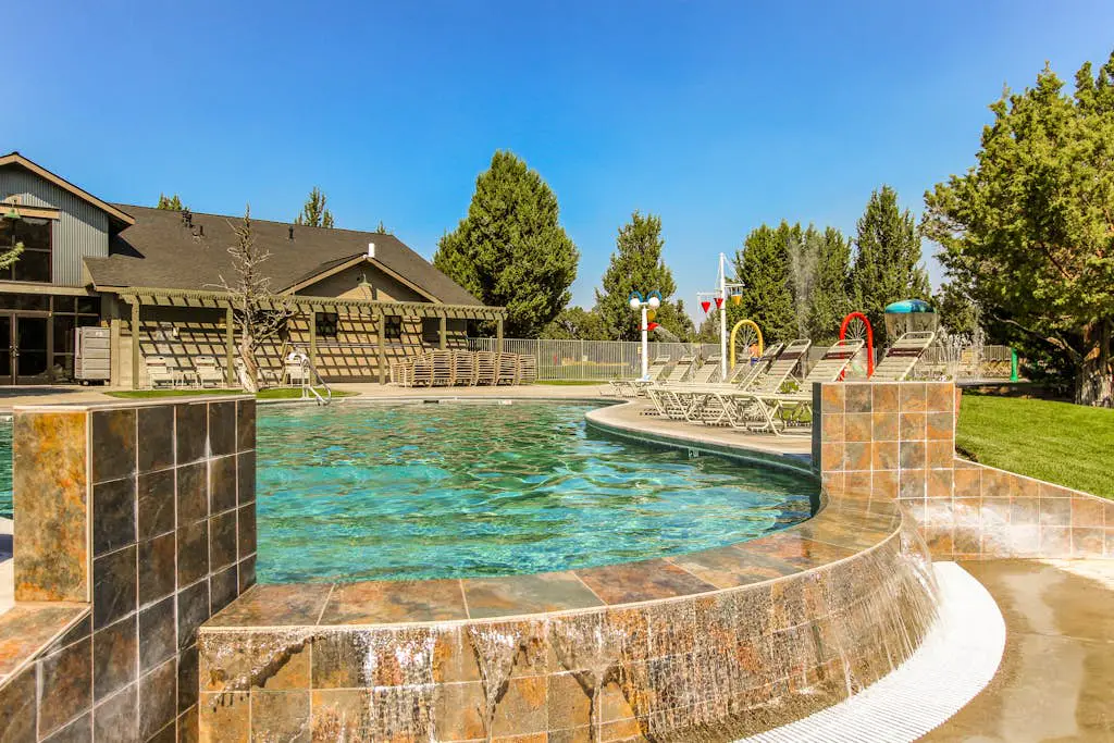 Centrally located townhome with pool & hot tub access - near golf & skiing