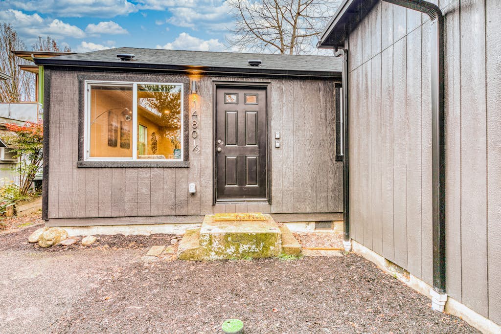 Downtown home base with W/D & deck - walk to University of Oregon & dog-friendly