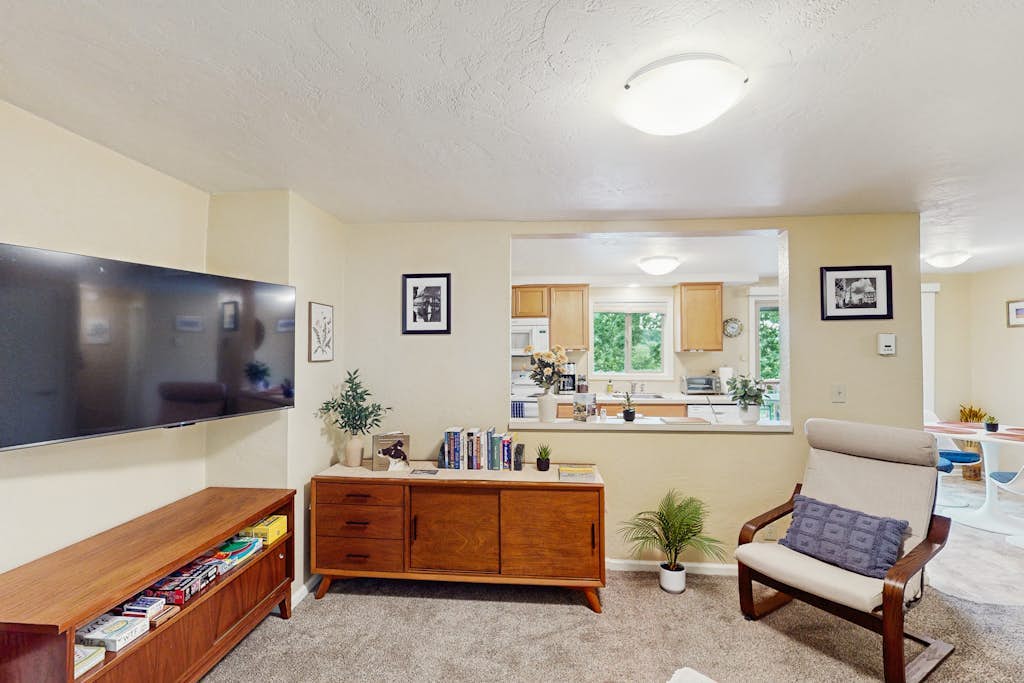 Upper level of duplex with a large deck & mountain view - dog friendly for 1 dog