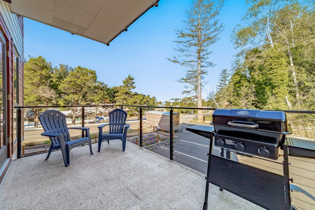 Sunny apartments with fireplace, partial ocean views, washer/dryer, grill & AC