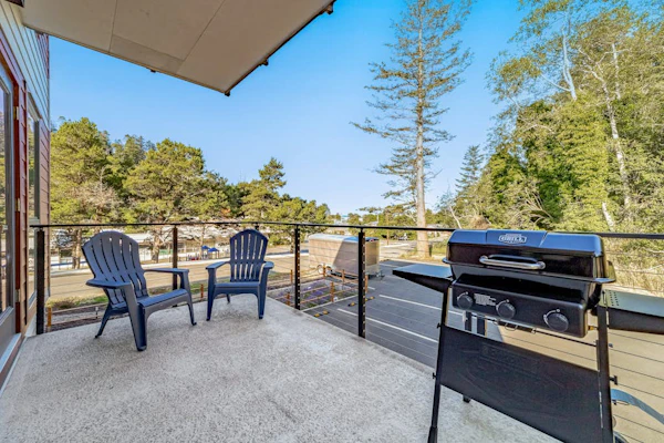 Sunny apartments with fireplace, partial ocean views, washer/dryer, grill & AC