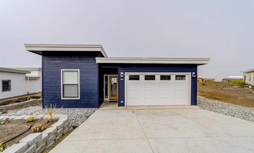 Modern & stylish getaway with fireplace, WiFi, AC, & W/D - walk to beach
