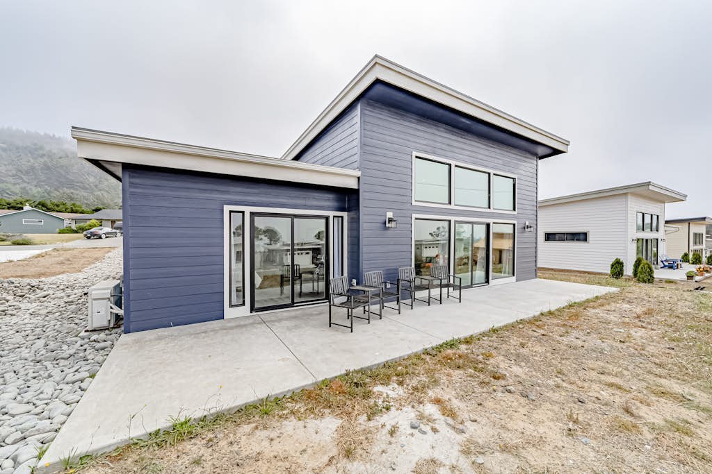 Modern & stylish getaway with fireplace, WiFi, AC, & W/D - walk to beach