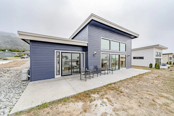 Modern & stylish getaway with fireplace, WiFi, AC, & W/D - walk to beach