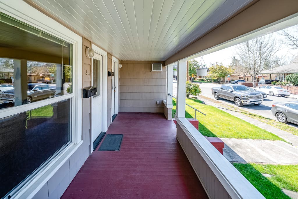 Cozy dog-friendly duplex getaway with fast WiFi & full kitchen