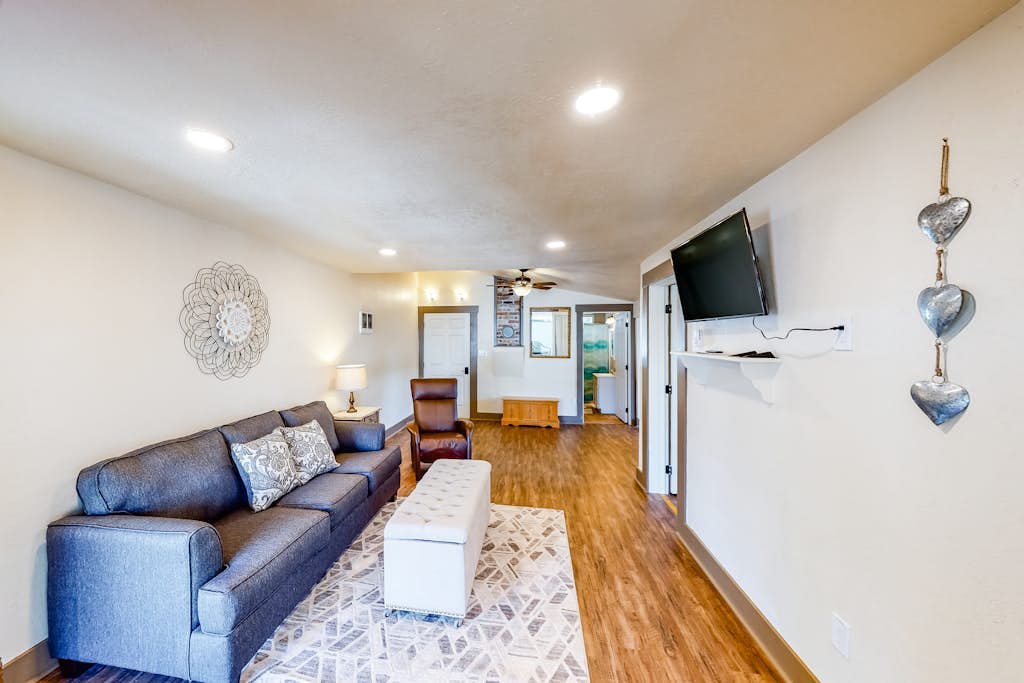 Cozy dog-friendly duplex getaway with fast WiFi & full kitchen