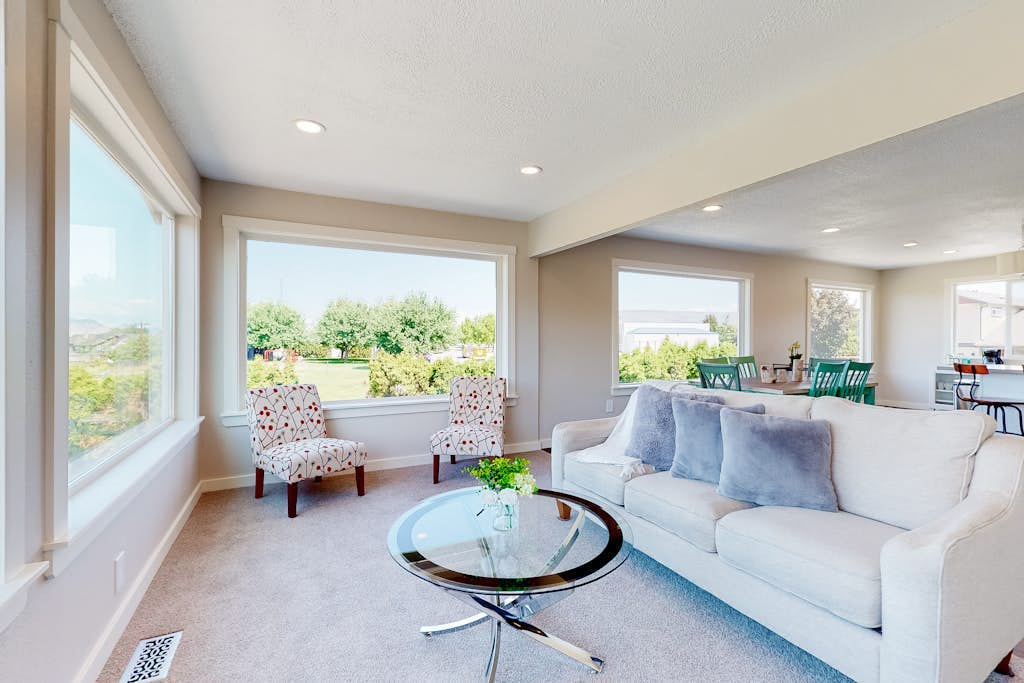 Renovated home with panoramic river view, patio & AC