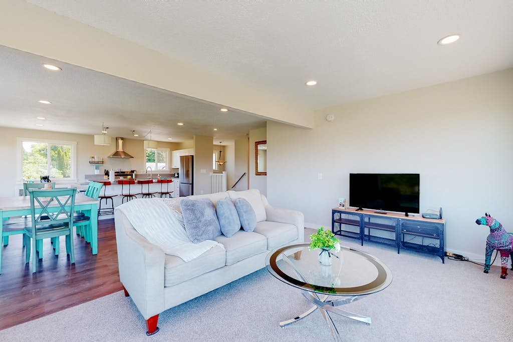 Renovated home with panoramic river view, patio & AC