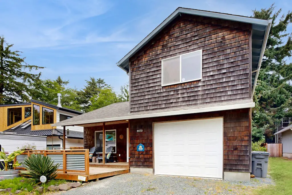 Spacious home with full kitchen, deck & grill - walk to beach & state park