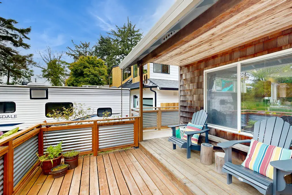 Spacious home with full kitchen, deck & grill - walk to beach & state park