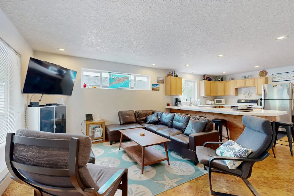 Spacious home with full kitchen, deck & grill - walk to beach & state park