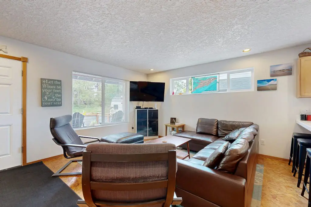 Spacious home with full kitchen, deck & grill - walk to beach & state park