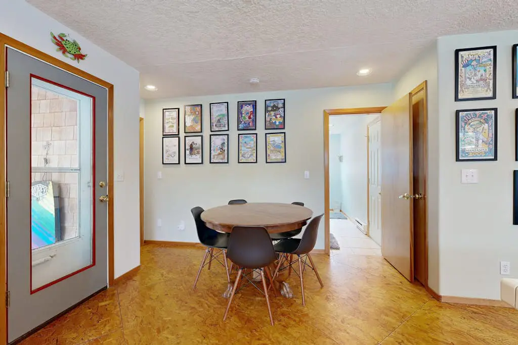 Spacious home with full kitchen, deck & grill - walk to beach & state park