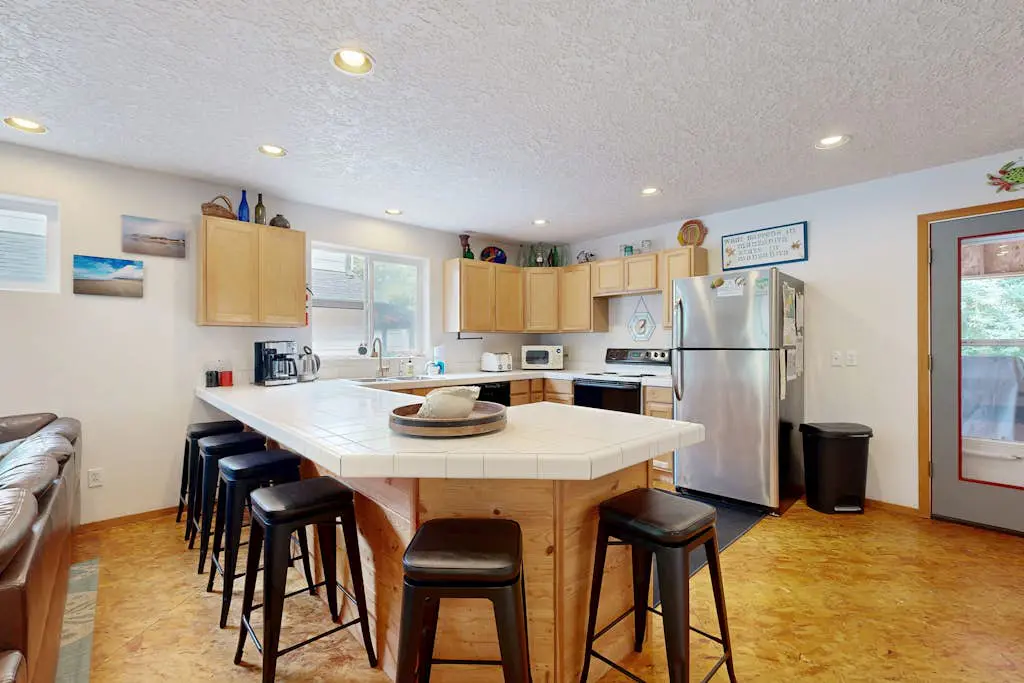 Spacious home with full kitchen, deck & grill - walk to beach & state park
