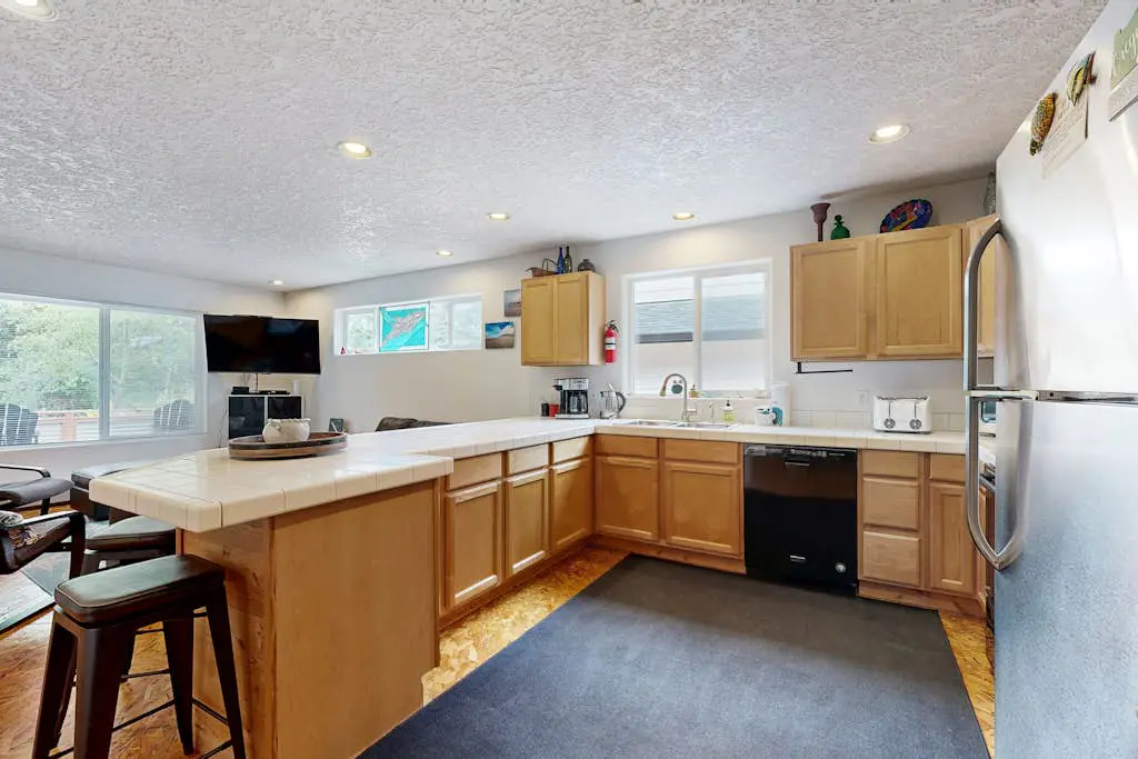 Spacious home with full kitchen, deck & grill - walk to beach & state park
