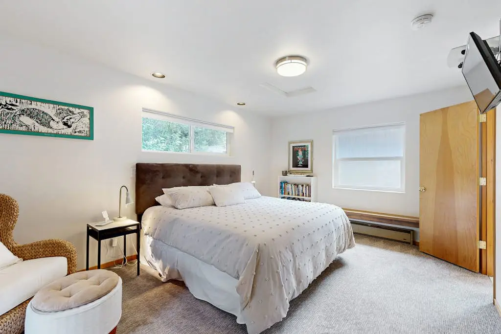 Spacious home with full kitchen, deck & grill - walk to beach & state park
