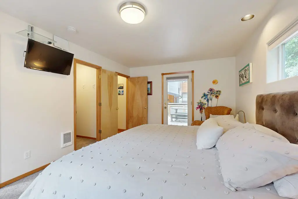 Spacious home with full kitchen, deck & grill - walk to beach & state park