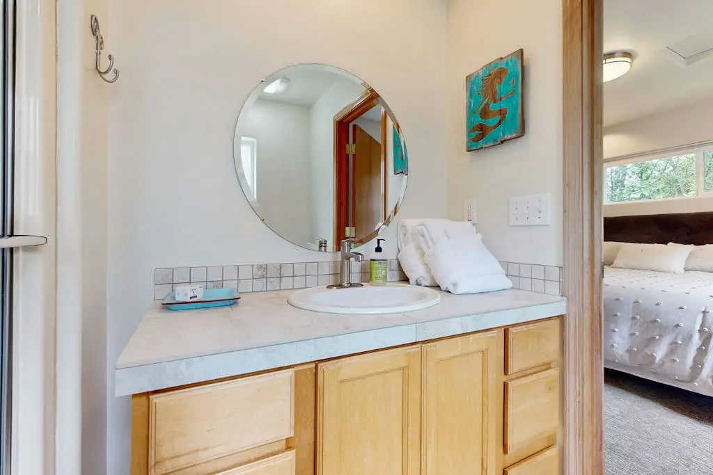 Spacious home with full kitchen, deck & grill - walk to beach & state park