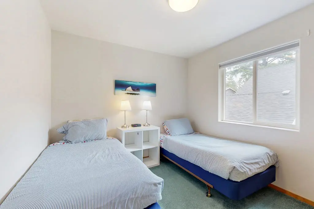 Spacious home with full kitchen, deck & grill - walk to beach & state park