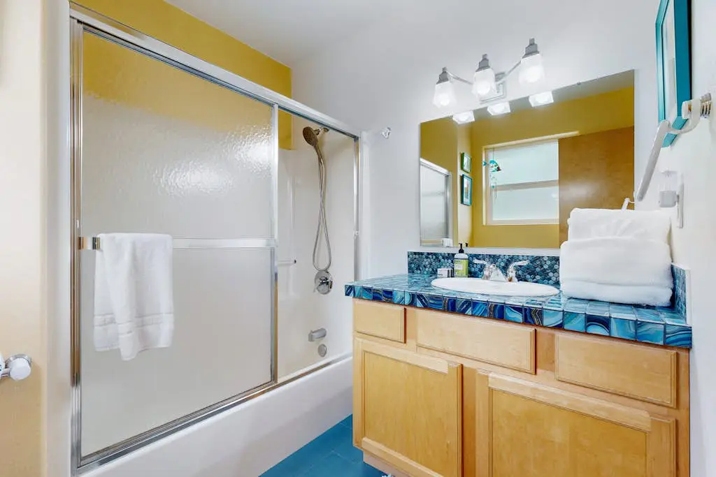 Spacious home with full kitchen, deck & grill - walk to beach & state park