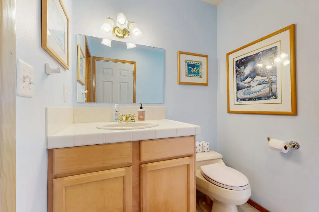 Spacious home with full kitchen, deck & grill - walk to beach & state park