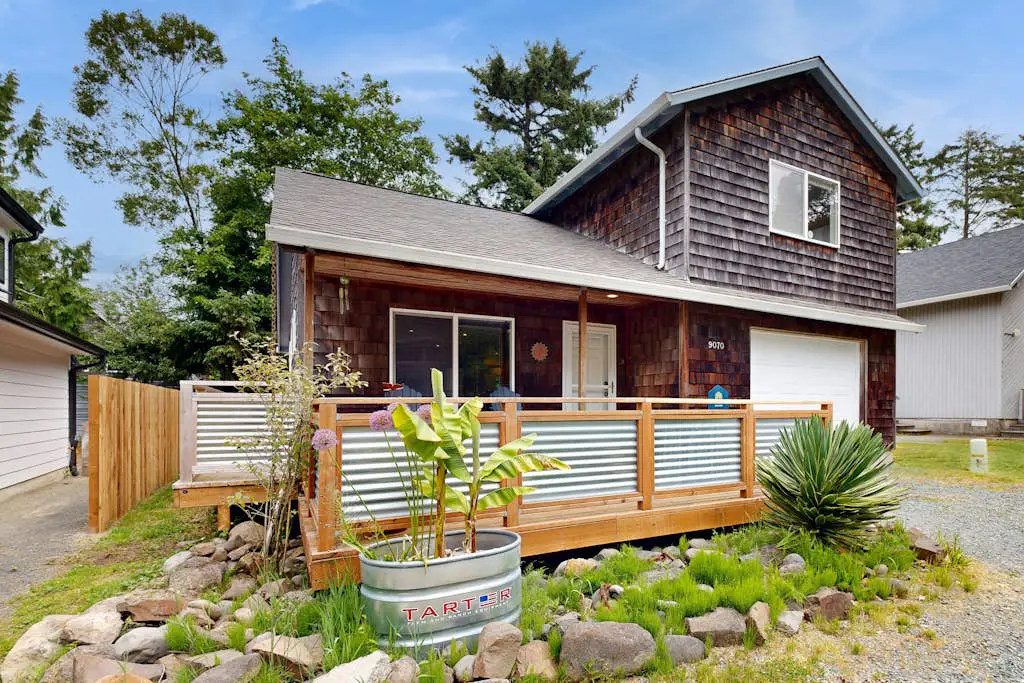 Spacious home with full kitchen, deck & grill - walk to beach & state park